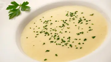Sopa de patata y puerro de Julia Child, de Arguiñano: "Os va a dar la risa de lo sencillo que es" Sopa de patata y puerro de Julia Child, de Arguiñano: "Os va a dar la risa de lo sencillo que es"