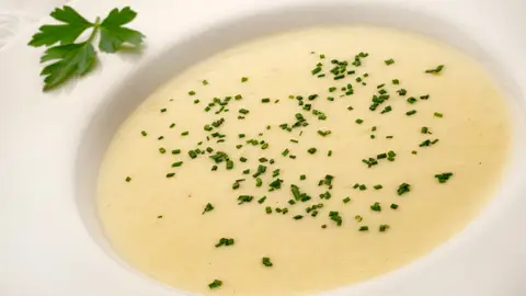 Sopa de patata y puerro de Julia Child, de Arguiñano: "Os va a dar la risa de lo sencillo que es" Sopa de patata y puerro de Julia Child, de Arguiñano: "Os va a dar la risa de lo sencillo que es"