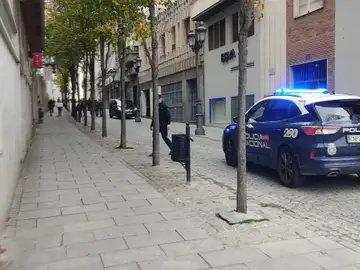 La Diputación de Badajoz desaloja a sus empleados tras recibir un "paquete sospechoso con cables visibles" La Diputación de Badajoz desaloja a sus empleados tras recibir un "paquete sospechoso con cables visibles"
