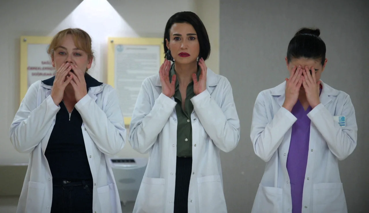 El insólito caso de una mujer embarazada de dos hombres deja a todos en shock: su pareja lo oye y la deja