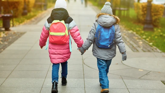 Una pareja de niños cogidos de la mano Una pareja de niños cogidos de la mano