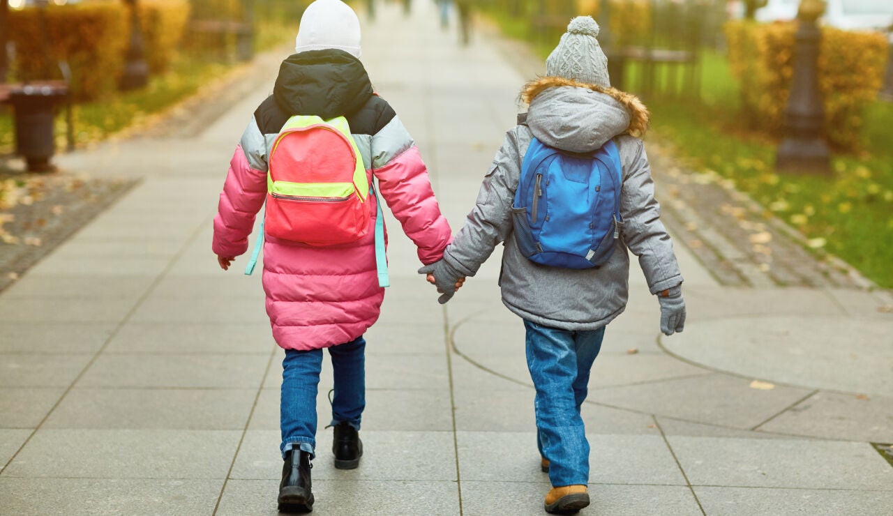 Una pareja de ni&ntilde;os cogidos de la mano