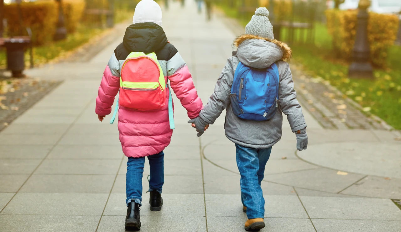 Una pareja de niños cogidos de la mano