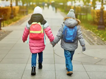 Una pareja de niños cogidos de la mano Una pareja de niños cogidos de la mano