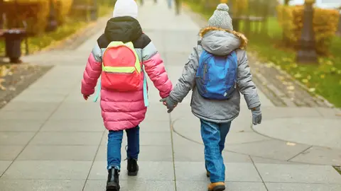 Una pareja de niños cogidos de la mano Una pareja de niños cogidos de la mano