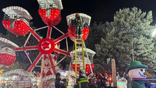 Rescatan a cuatro menores y un adulto en una noria en Móstoles Rescatan a cuatro menores y un adulto en una noria en Móstoles