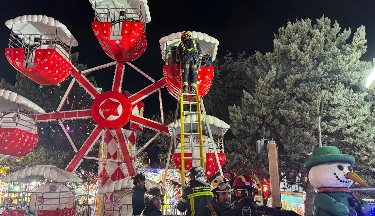 Rescatan a cuatro menores y un adulto en una noria en Móstoles