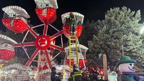 Rescatan a cuatro menores y un adulto en una noria en Móstoles Rescatan a cuatro menores y un adulto en una noria en Móstoles