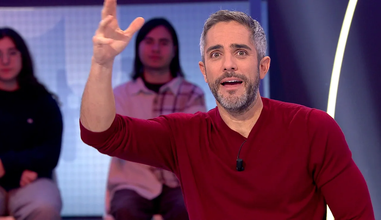 Desconcierto en Pasapalabra: el motivo por el que Roberto Leal se disculpa con Rosa