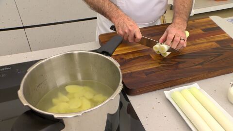 Sazona los ingredientes, cierra la olla