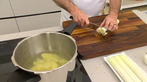 Sazona los ingredientes, cierra la olla Sazona los ingredientes, cierra la olla