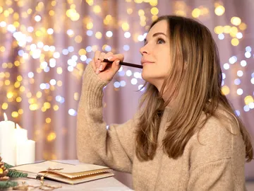 Una mujer pensando y reflexionando en Navidad Una mujer pensando y reflexionando en Navidad