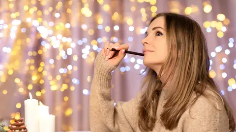 Una mujer pensando y reflexionando en Navidad Una mujer pensando y reflexionando en Navidad