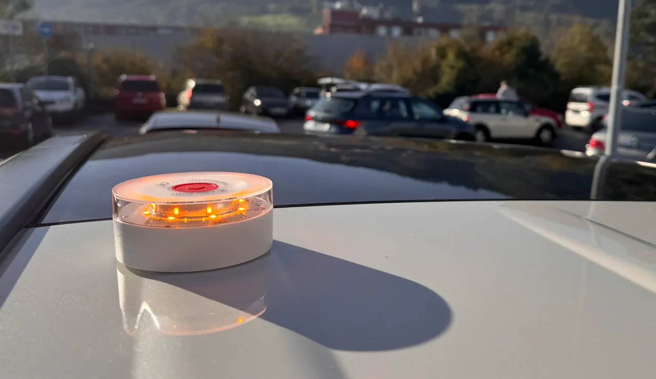 FACUA denuncia a Amazon, AliExpress y Leroy merlin por vender balizas V16 sin conectividad como "homologada por DGT"