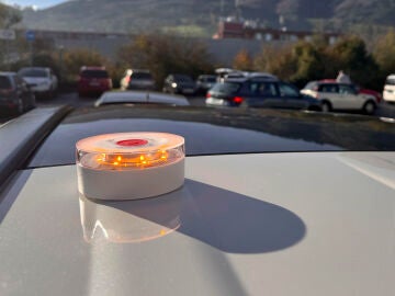 FACUA denuncia a Amazon, AliExpress y Leroy merlin por vender balizas V16 sin conectividad como "homologada por DGT"