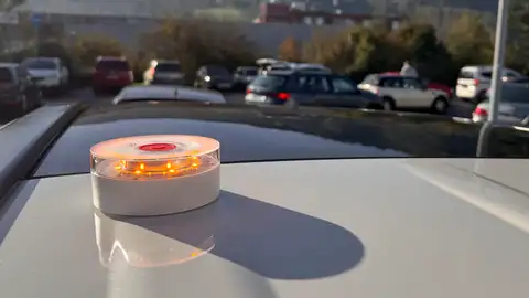 FACUA denuncia a Amazon, AliExpress y Leroy merlin por vender balizas V16 sin conectividad como "homologada por DGT" Baliza V16 con tarjeta Sim