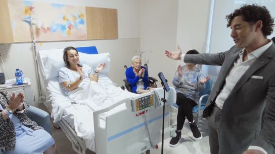 David Bisbal visita un hospital en Nochebuena