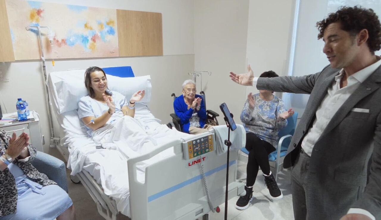 David Bisbal visita un hospital en Nochebuena