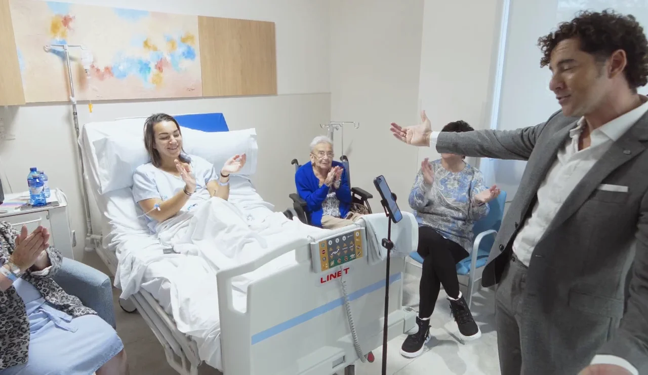 David Bisbal visita un hospital en Nochebuena