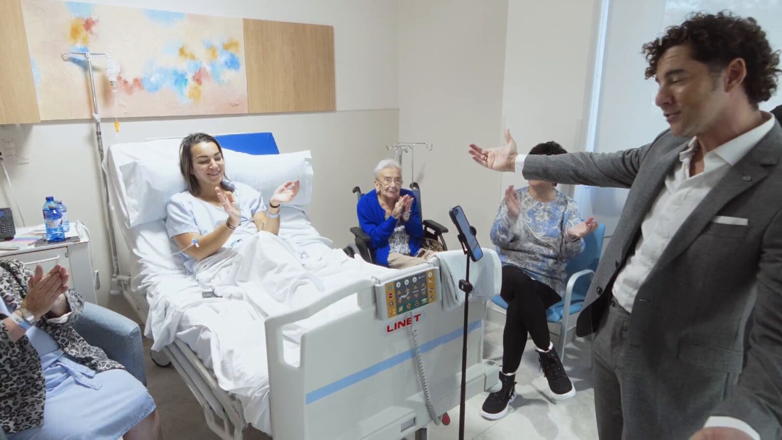 Video: David Bisbal visita un hospital y comparte sus villancicos con los ingresados