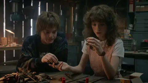 Jonathan Byers (Charlie Heaton) y Nancy Wheeler (Natalia Dyer) en Stranger Things 5 Jonathan Byers (Charlie Heaton) y Nancy Wheeler (Natalia Dyer) en Stranger Things 5