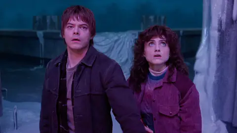 Jonathan Byers (Charlie Heaton) y Nancy Wheeler (Natalia Dyer) en Stranger Things 5 Jonathan Byers (Charlie Heaton) y Nancy Wheeler (Natalia Dyer) en Stranger Things 5