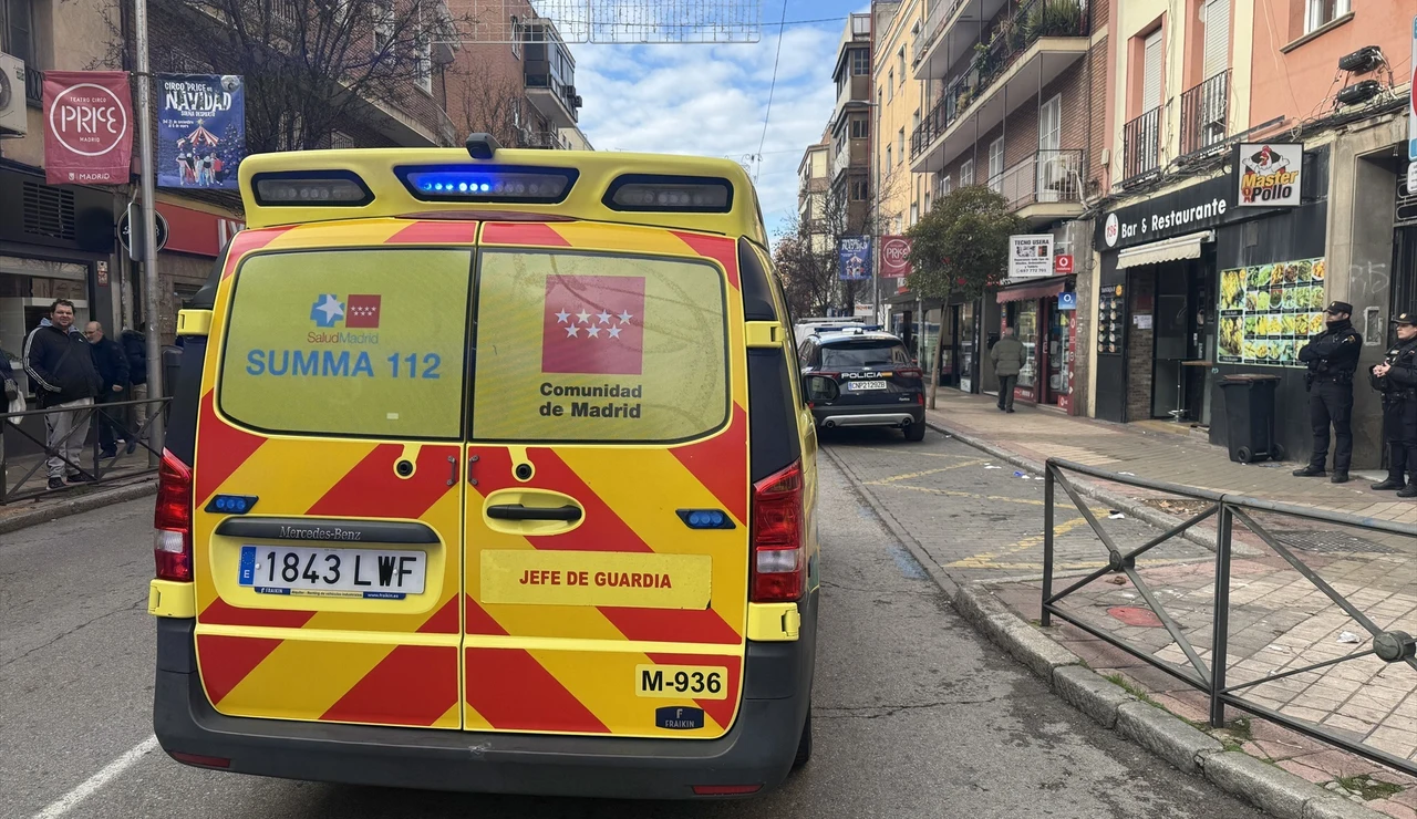 Imagen de una ambulancia del SUMMA 112 en el lugar de los hechos