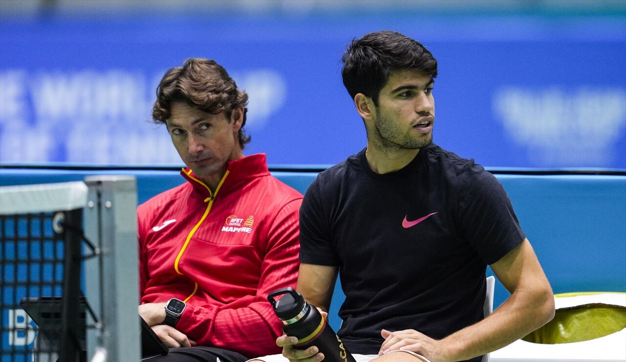 Juan Carlos Ferrero y Carlos Alcaraz en un entrenamiento con Espa&ntilde;a