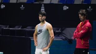 Juan Carlos Ferrero y Carlos Alcaraz en un entrenamiento con Espa&ntilde;a