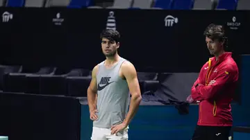 Juan Carlos Ferrero y Carlos Alcaraz en un entrenamiento con España Juan Carlos Ferrero y Carlos Alcaraz en un entrenamiento con España