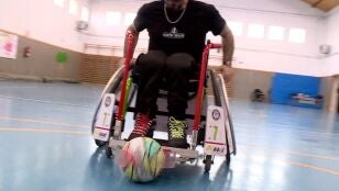 Una persona practicando 'A-Ball'