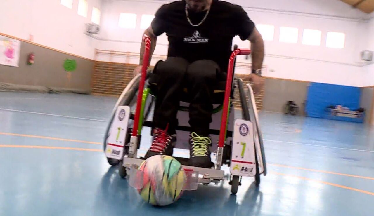 Una persona practicando 'A-Ball'