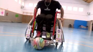 Una persona practicando 'A-Ball'