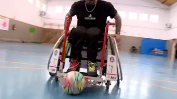 Una persona practicando 'A-Ball' Una persona practicando 'A-Ball'