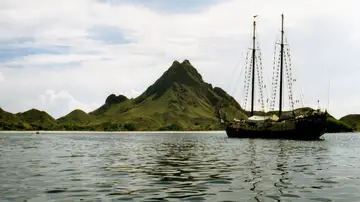 Imagen de archivo de Adelaar frente a la isla Padar, CC BY-SA 2.0. Imagen de archivo de Adelaar frente a la isla Padar, CC BY-SA 2.0.