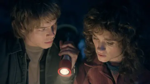 Jonathan Byers (Charlie Heaton) y Nancy Wheeler (Natalia Dyer) en Stranger Things 5 Jonathan Byers (Charlie Heaton) y Nancy Wheeler (Natalia Dyer) en Stranger Things 5