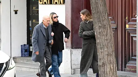 Las hijas de Figo junto a su padre durante estas Navidades en Madrid Las hijas de Figo junto a su padre durante estas Navidades en Madrid