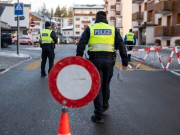 Agentes de polic&iacute;a en el lugar donde se produjo el incendio