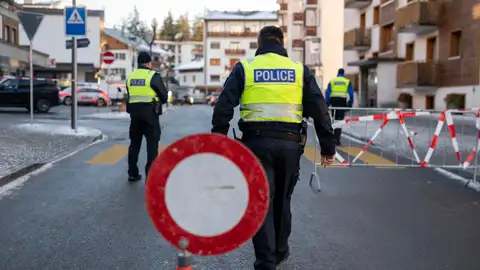 Agentes de policía en el lugar donde se produjo el incendio Agentes de policía en el lugar donde se produjo el incendio