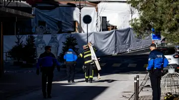 Inspeccionan el bar donde se produjo el fuego en Suiza Inspeccionan el bar donde se produjo el fuego en Suiza