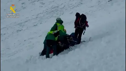 Efectivos de la Guardia Civil en un rescate de montaña Efectivos de la Guardia Civil en un rescate de montaña