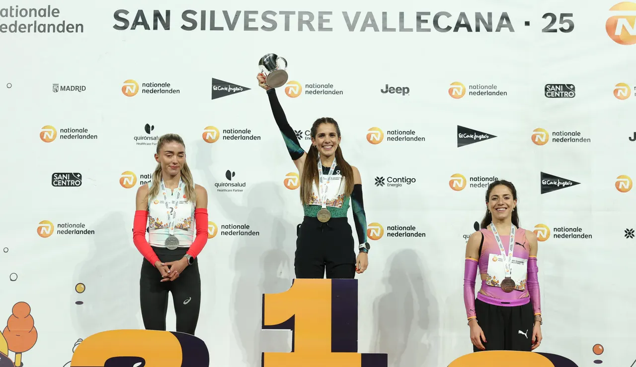 Marta García (c) celebra en el podio su victoria