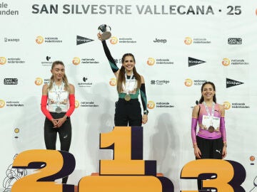 Marta Garc&iacute;a (c) celebra en el podio su victoria