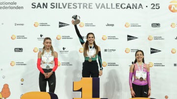 Marta Garc&iacute;a (c) celebra en el podio su victoria