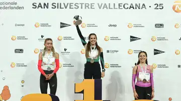 Marta García (c) celebra en el podio su victoria Marta García (c) celebra en el podio su victoria