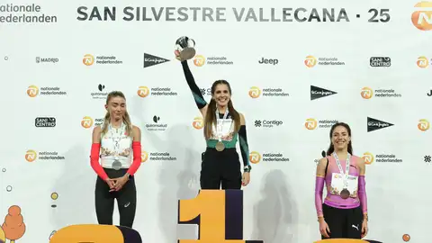 Marta García (c) celebra en el podio su victoria Marta García (c) celebra en el podio su victoria