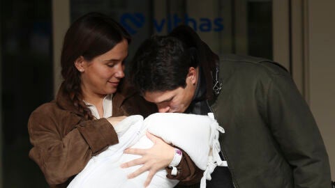 María Pombo y Pablo Castellano a la salida del hospital con su hija Mariana