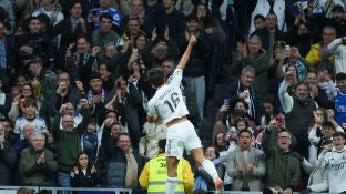 Gonzalo celebra uno de sus dos goles ante el Betis