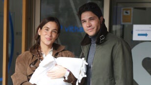 Mar&iacute;a Pombo y Pablo Castellano junto a su beb&eacute;