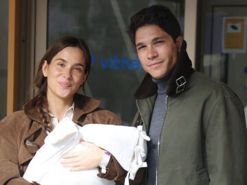 Mar&iacute;a Pombo y Pablo Castellano junto a su beb&eacute;